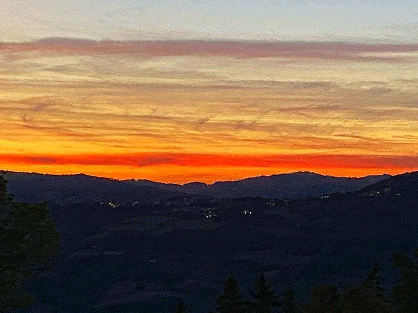 Un paysage montagneux au coucher du soleil.