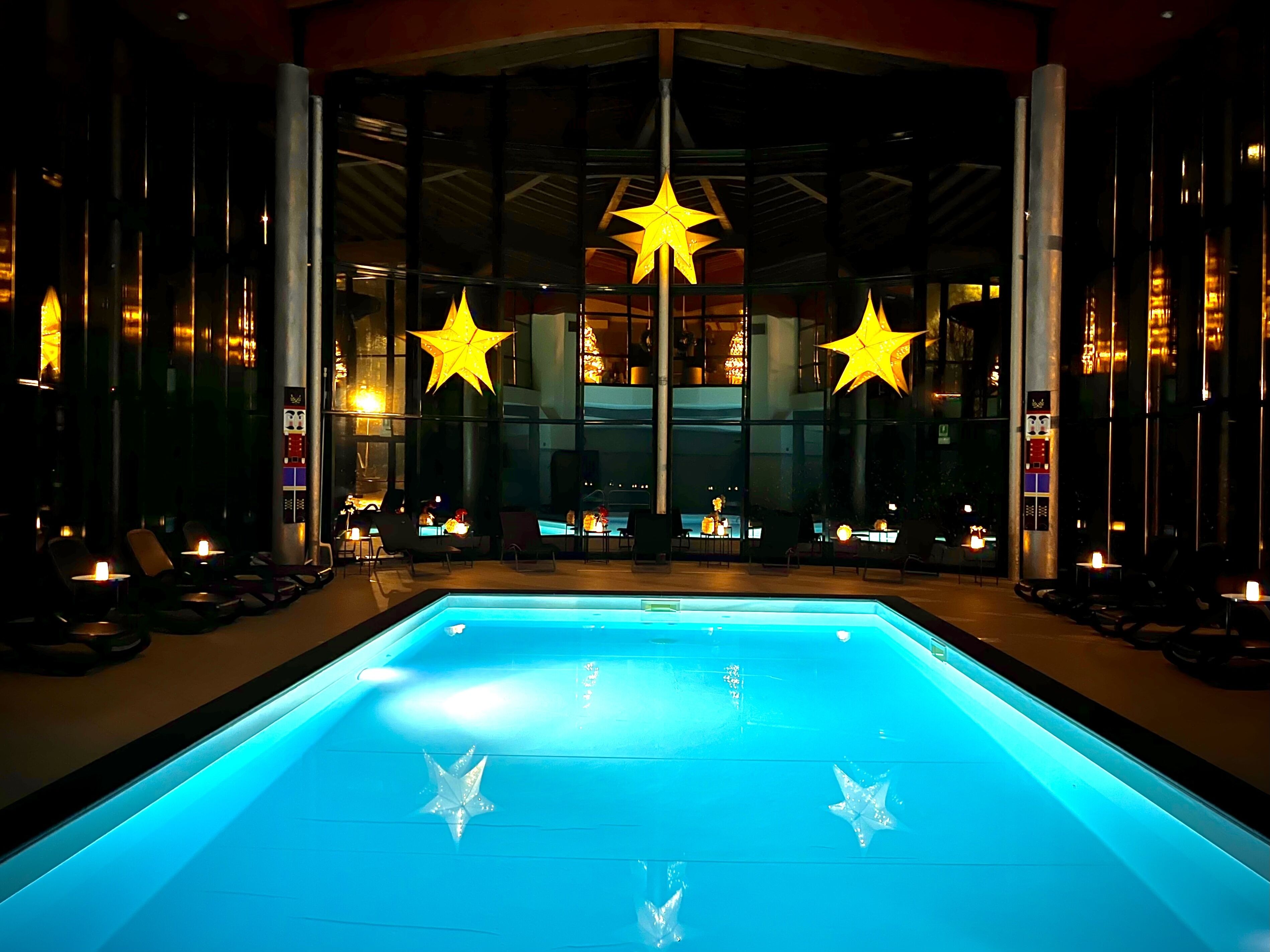 Una piscina cubierta