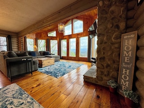 Televisión de pantalla plana, chimenea y consola de videojuegos