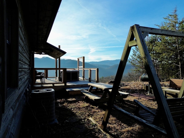 Terrace/patio - 🎁Smokies Holiday Fun+2 King Beds+Hot Tub+Game Room+Fireplace+Mins to Dollywood (Sevierville)