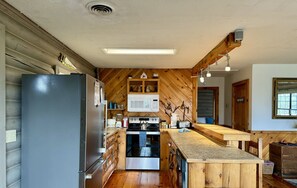 Fridge, microwave, oven, stovetop - 🎁Smokies Holiday Fun+2 King Beds+Hot Tub+Game Room+Fireplace+Mins to Dollywood (Sevierville)