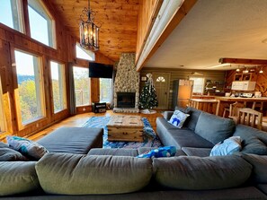 Flat-screen TV, fireplace, video-game console, stereo - 🎁Smokies Holiday Fun+2 King Beds+Hot Tub+Game Room+Fireplace+Mins to Dollywood (Sevierville)