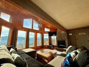 Flat-screen TV, fireplace, video-game console, stereo - 🎁Smokies Holiday Fun+2 King Beds+Hot Tub+Game Room+Fireplace+Mins to Dollywood (Sevierville)