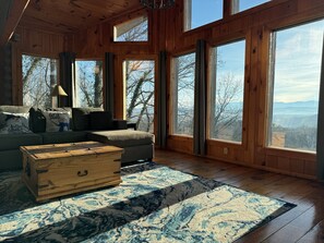 Flat-screen TV, fireplace, video-game console, stereo - 🎁Smokies Holiday Fun+2 King Beds+Hot Tub+Game Room+Fireplace+Mins to Dollywood (Sevierville)