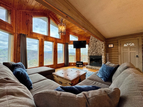 Televisión de pantalla plana, chimenea y consola de videojuegos