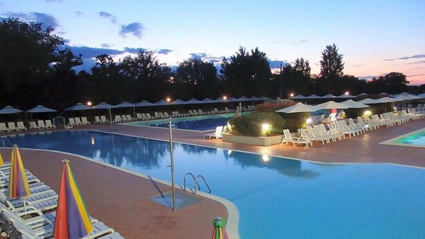 Seasonal outdoor pool, open 9:00 AM to 7:00 PM, pool umbrellas - Camping La Chiocciola (Bucine)