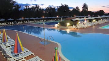 AuĂenpool (je nach Saison geöffnet), Sonnenschirme, LiegestĂŒhle