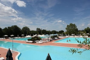 Piscina externa sazonal, funciona das 9h às 19h, guarda-sóis