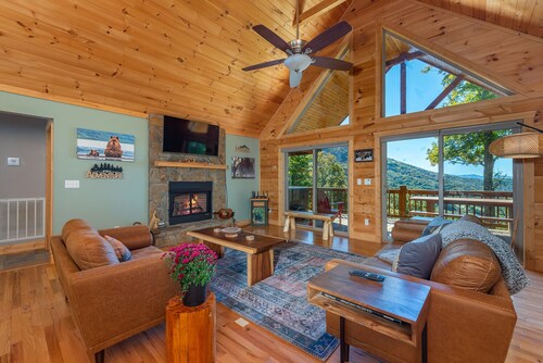 Stunning Mtn Views, Hot Tub+Fire Pit, Fireplace~Grill, WiFi, Private, Near Town!