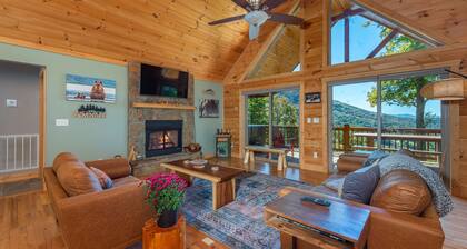 Stunning Mtn Views, Hot Tub+Fire Pit, Fireplace~Grill, WiFi, Private, Near Town!