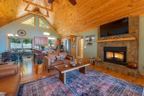 Smart-TV, Kamin, Bücher