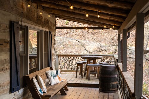 Blue Ridge Cabin with Modern Farmhouse Decor on Private Stream 