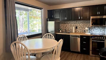 Frigorífico, microondas, horno y placa de cocina