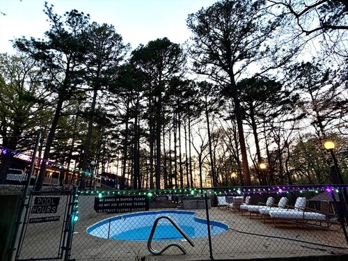 Cozy Cabin |Pool & Hot Tub |Newly Remodeled | Walk to Dining | 1 Mile to Silver Dollar City!