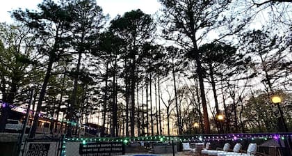 Cozy Cabin |Pool & Hot Tub |Newly Remodeled | Walk to Dining | 1 Mile to Silver Dollar City!