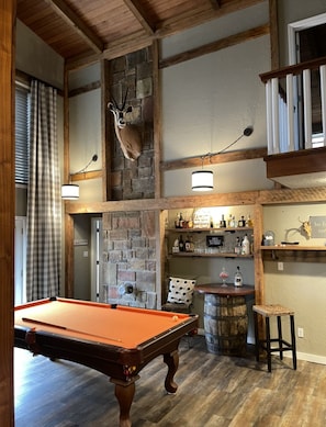 Game room - Mountain Forest View Lodge (Hackett)