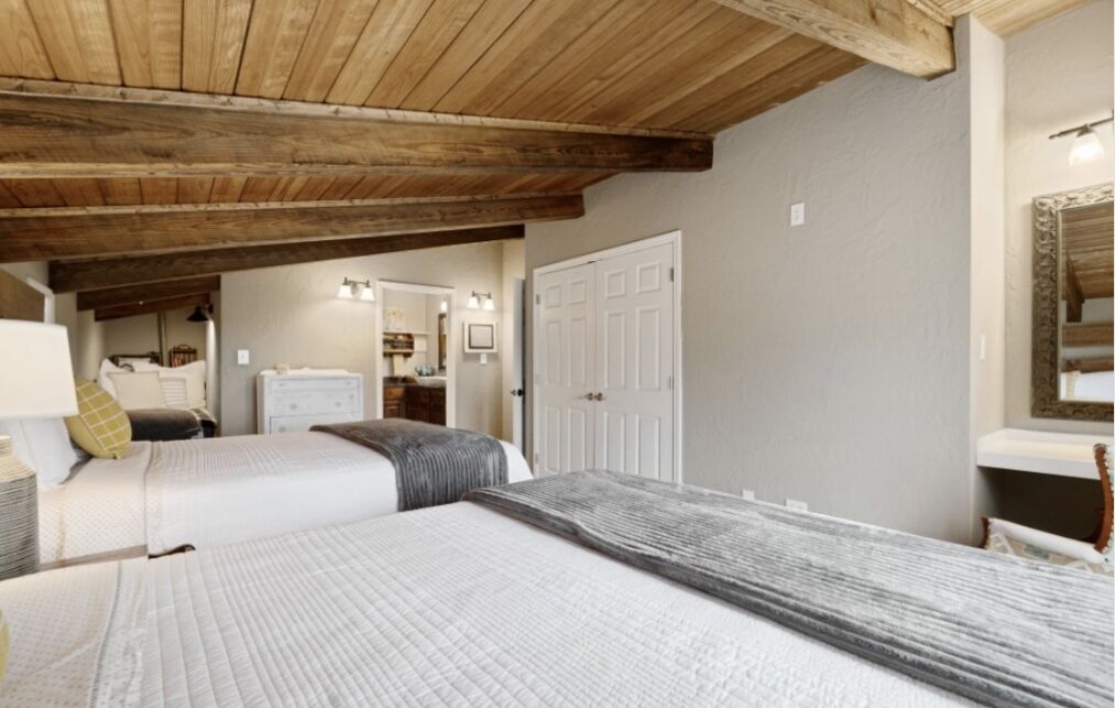 4 bedrooms, desk, WiFi, bed sheets
