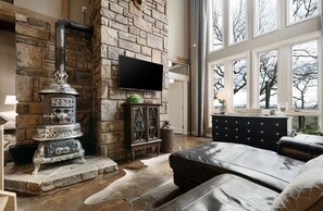 Smart TV, fireplace, DVD player - Mountain Forest View Lodge (Hackett)