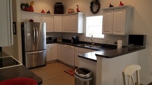 Fridge, microwave, oven, stovetop - Southern Comfort North walking distance to Lake Sumter Landings (The Villages)