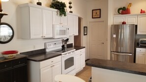 Fridge, microwave, oven, stovetop - Southern Comfort North walking distance to Lake Sumter Landings (The Villages)