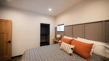 1 habitación, caja de seguridad en la habitación y escritorio
