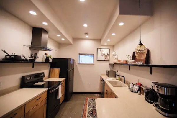 KĂŒhlschrank, Mikrowelle, Ofen, Herdplatte