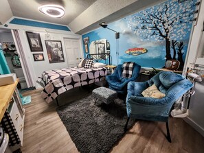 1 habitación, tabla de planchar con plancha, wifi gratis y ropa de cama