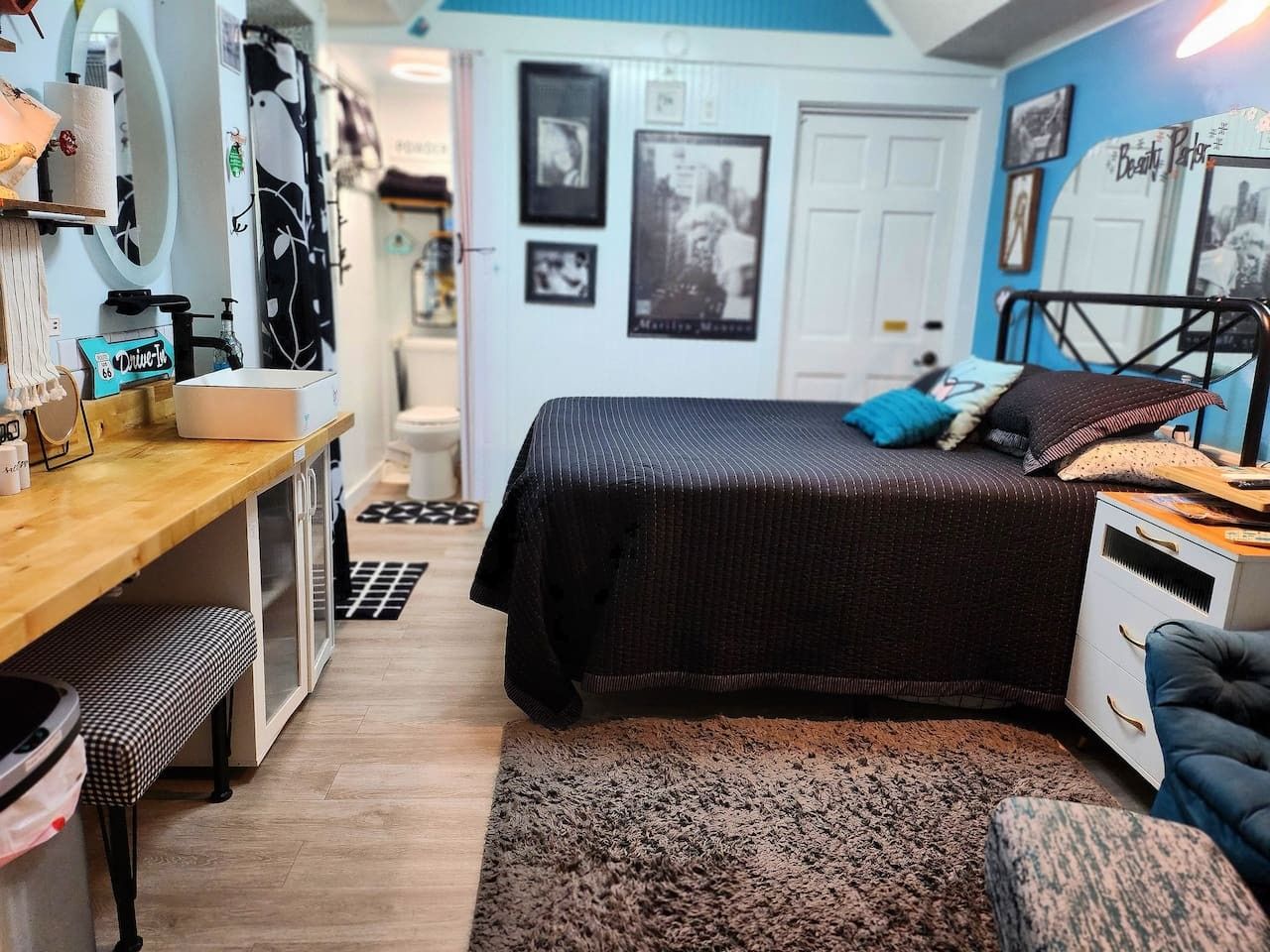Une chambre à coucher de taille réduite, comprenant un lit, un bureau et une chaise.