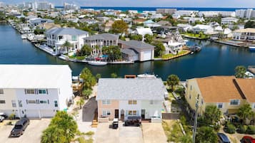 Un quartier résidentiel avec des maisons, un port de plaisance et une vue sur l’océan.