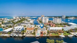 Une ville côtière dotée d’un port de plaisance, de bâtiments et offrant une vue dégagée sur l’océan.