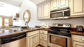 冷蔵庫、電子レンジ、オーブン、コンロ