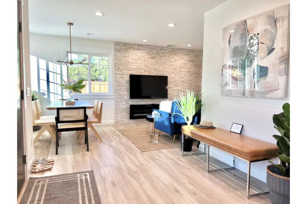 New Modern Designer 3B/4B Townhouse with Secure Parking in downtown 