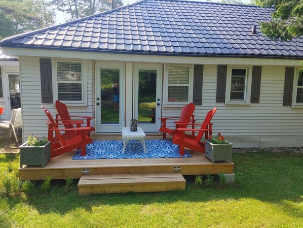 Terrace/patio - Sandy Pines Cottage. Lake Muskoka, Gravenhurst (Gravenhurst)