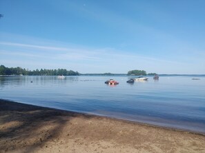 Beach nearby, sun-loungers - Sandy Pines Cottage. Lake Muskoka, Gravenhurst (Gravenhurst)