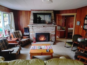 Smart TV, chimenea, videoteca y estéreo