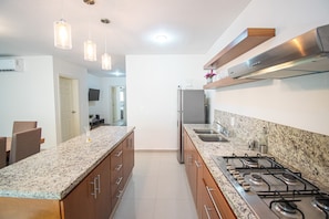 Refrigerador, microondas, parrilla de estufa y cafetera y tetera