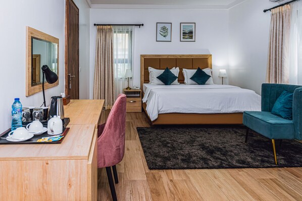 ملاءات للفراش لا تسبب الحساسية وخزنة داخل الغرفة وتجهيزات عازلة للصوت