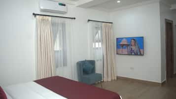 Allergitestade sängkläder och värdeförvaringsskåp på rummet