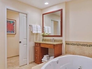 Tina y tina de hidromasaje 