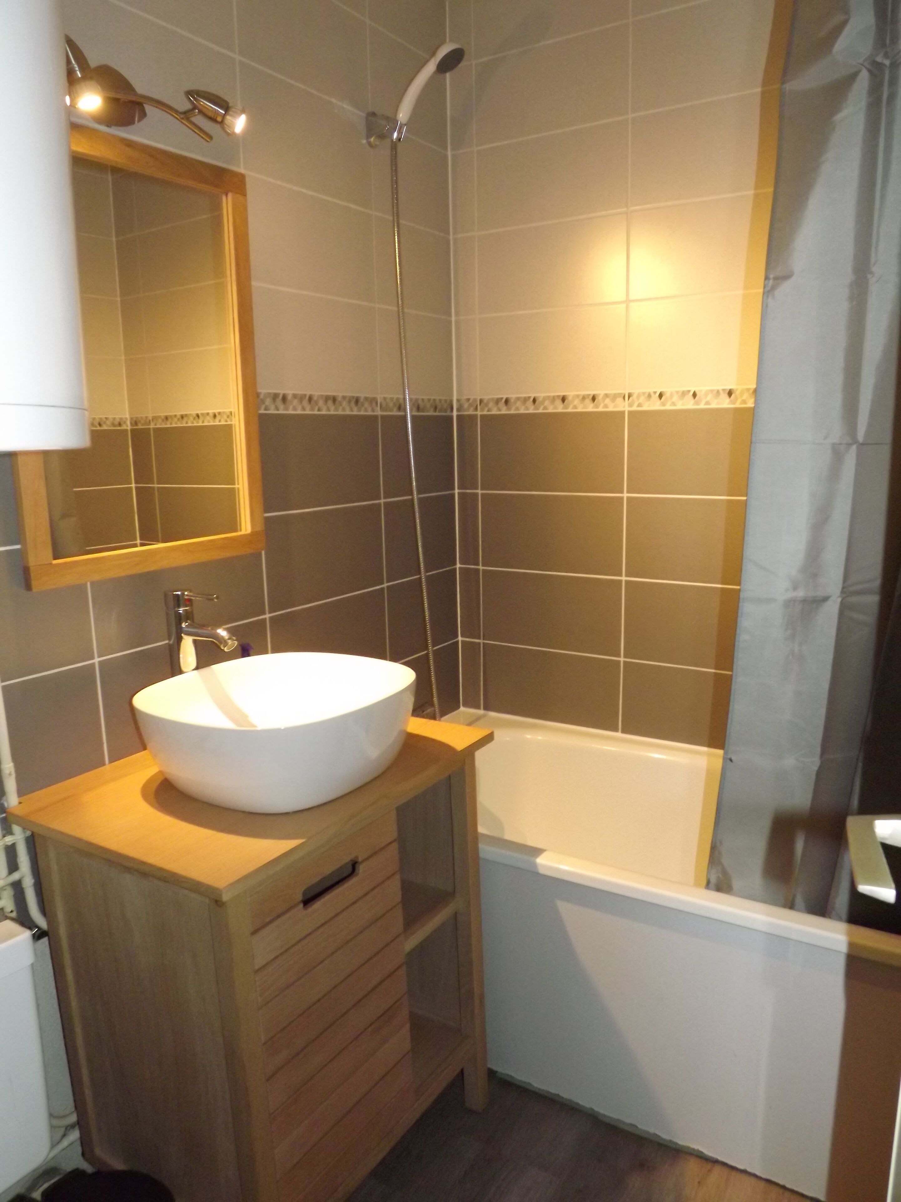 Combined shower/tub