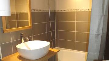 Combined shower/tub