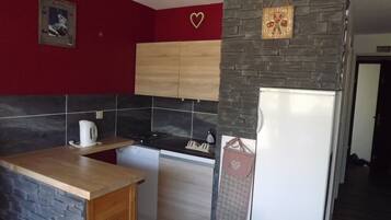 Coffee/tea maker, fridge, microwave, oven