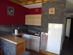 Køleskab, mikrobølgeovn, ovn, kogeplade