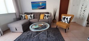 Flachbildfernseher, DVD-Player, Bücher