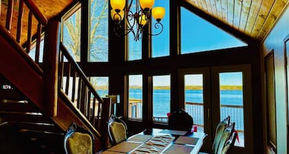 ALL Season Waterfront Cottage with WIFI, BBQ, Beach & Boat Ramp