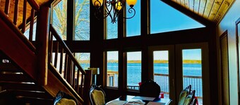 ALL Season Waterfront Cottage with WIFI, BBQ, Beach & Boat Ramp