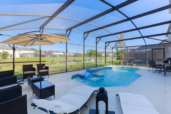 Alberca techada y alberca climatizada