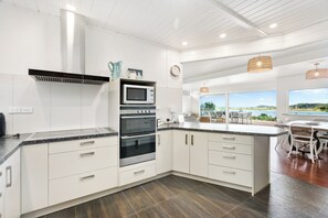 Refrigerador, microondas, horno y lavavajillas 