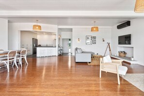 Smart TV, ping pong, stereo - Coastal Vista - Ngunguru Holiday Home (Ngunguru)
