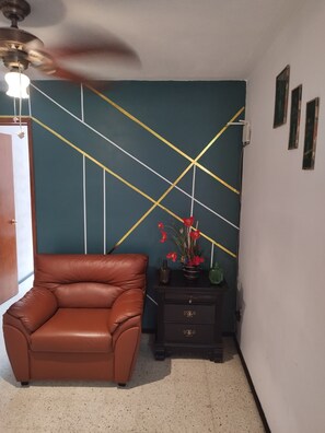 Casa adosada familiar | Zona de estar | Smart TV de 32 pulgadas con canales digitales, una televisión